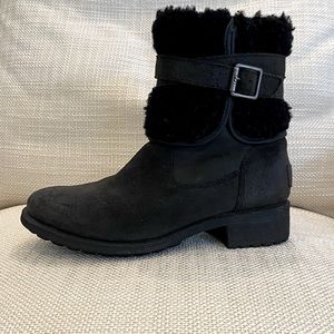 UGG Womens Blayre III Boot / Black w Sheepskin /Ankle Buckle/Side Zipper /Size 7